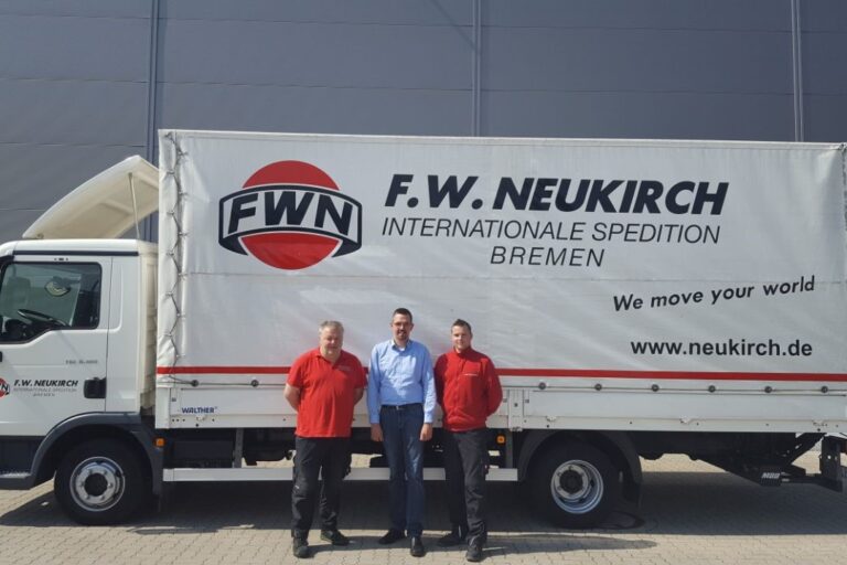 v l n r: Michael Döll (Fahrer), Dennis Hohmann (Standortleiter), Dennis Flaig (Teamleiter Lager)