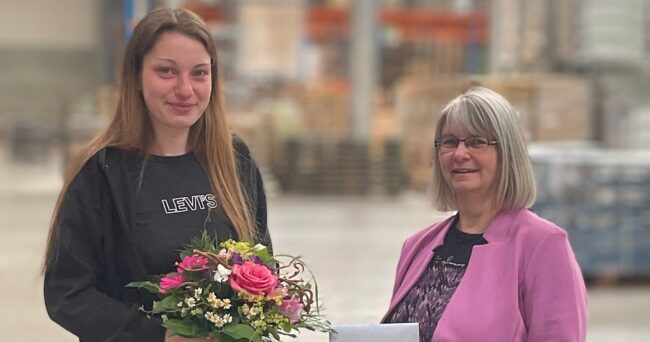 Nina Schröder_ÜbergabeBlumen0724~2 – Kopie
