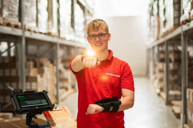 Azubi mit Scanner im Lager