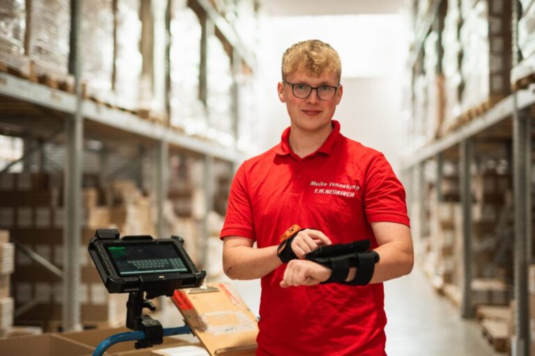 Lagermitarbeiter mit Handscanner